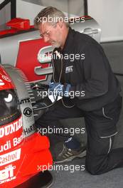 23.05.2003 Nürburg, Deutschland, Abt mechanic check the tyre pressure of the car of Martin Tomczyk (GER), S line Audi Junior Team, Abt-Audi TT-R - DTM 2003 in Nürburg, Grand-Prix-Kurs des Nürburgring (Deutsche Tourenwagen Masters)  - Weitere Bilder auf www.xpb.cc, eMail: info@xpb.cc - Belegexemplare senden. c Copyright: Kennzeichnung mit: Miltenburg / xpb.cc