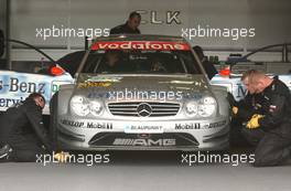 23.05.2003 Nürburg, Deutschland, Christijan Albers (NED), Express-Service AMG-Mercedes, Mercedes-Benz CLK-DTM, in the pitbox - DTM 2003 in Nürburg, Grand-Prix-Kurs des Nürburgring (Deutsche Tourenwagen Masters)  - Weitere Bilder auf www.xpb.cc, eMail: info@xpb.cc - Belegexemplare senden. c Copyright: Kennzeichnung mit: Miltenburg / xpb.cc