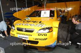 23.05.2003 Nürburg, Deutschland, Jeroen Bleekemolen (NED), OPC Euroteam, Opel Astra V8 Coupé, in the pitbox - DTM 2003 in Nürburg, Grand-Prix-Kurs des Nürburgring (Deutsche Tourenwagen Masters)  - Weitere Bilder auf www.xpb.cc, eMail: info@xpb.cc - Belegexemplare senden. c Copyright: Kennzeichnung mit: Miltenburg / xpb.cc