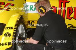 23.05.2003 Nürburg, Deutschland, Abt mechanic fitting a tyre to the car of Laurent Aiello (FRA), Hasseröder Abt-Audi, Abt-Audi TT-R - DTM 2003 in Nürburg, Grand-Prix-Kurs des Nürburgring (Deutsche Tourenwagen Masters)  - Weitere Bilder auf www.xpb.cc, eMail: info@xpb.cc - Belegexemplare senden. c Copyright: Kennzeichnung mit: Miltenburg / xpb.cc