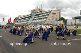 25.05.2003 Nürburg, Deutschland, Startfield presentation, local band, playing in traditional costume - DTM 2003 in Nürburg, Grand-Prix-Kurs des Nürburgring (Deutsche Tourenwagen Masters)  - Weitere Bilder auf www.xpb.cc, eMail: info@xpb.cc - Belegexemplare senden. c Copyright: Kennzeichnung mit: Miltenburg / xpb.cc