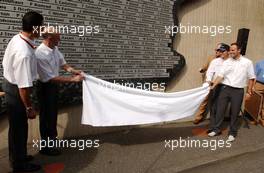 16.08.2003 Nürburg, Deutschland, Manuel Reuter (GER), OPC Team Holzer, Portrait, Volker Strycek (GER), Opel Motosport Director, Timo Scheider (GER), OPC Team Phoenix, and Marcel Tiemann (GER), remove the blanket to reveal their names on the winners signs. Revealing of the winners names of the Nürburgring 24Hrs race - DTM 2003 in Nürburg, Grand-Prix-Kurs des Nürburgring (Deutsche Tourenwagen Masters)  - Weitere Bilder auf www.xpb.cc, eMail: info@xpb.cc - Belegexemplare senden. c Copyright: Kennzeichnung mit: Miltenburg / xpb.cc