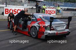 20.06.2003 Nürnberg, Deutschland, Mechanics push the car of Bernd Schneider (GER), Vodafone AMG-Mercedes, Mercedes-Benz CLK-DTM, back into the pitbox - DTM 2003 in Nürnberg, Norisring (Deutsche Tourenwagen Masters)  - Weitere Bilder auf www.xpb.cc, eMail: info@xpb.cc - Belegexemplare senden. c Copyright: Kennzeichnung mit: Miltenburg / xpb.cc