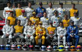 09.04.2003 Rust, Deutschland, DTM 2003, Präsentationstag im Europa Park in Rust, Gruppenbild Saison 2003, v. R. n. L.: VORNE; Marcel Fässler (CH), Alain Menu (CH), Bernd Schneider (D), Laurent Aiello (F), Manuel Reuter (D), Jean Alesi (F), Karl Wendlinger (A), MITTE; Jeroen Bleekemolen (NL), Stefan Mücke (D), Christian Abt (D), Thomas Jäger (D), Martin Tomczyk (D), Joachim Winkelhock (D), Christian Abt (D), HINTEN; Katsutomo Kaneishi (JPN), Timo Scheider (D), Bernd Mayländer (D), Mattias Ekström (S), Uwe Alzen (D), Peter Terting (D), Peter Dumbreck (GB) - (Deutsche Tourenwagen Masters)  c Copyright: Photos mit - xpb.cc - kennzeichnen, weitere Bilder auf www.xpb.cc, eMail: info@xpb.cc - Belegexemplare senden.