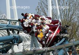 09.04.2003 Rust, Deutschland, DTM 2003, Präsentationstag im Europa Park in Rust, Rollercoaster (Achterbahn) Fahrt der DTM Fahre, vorne Alain Menu und Jean Alesi, rechts dahinter Bernd Schneider - (Deutsche Tourenwagen Masters)  c Copyright: Photos mit - xpb.cc - kennzeichnen, weitere Bilder auf www.xpb.cc, eMail: info@xpb.cc - Belegexemplare senden.