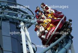 09.04.2003 Rust, Deutschland, DTM 2003, Präsentationstag im Europa Park in Rust, Rollercoaster (Achterbahn) Fahrt der DTM Fahre, vorne Bernd Schneider, Laurent Aiello, dahinter Christian Abt - (Deutsche Tourenwagen Masters)  c Copyright: Photos mit - xpb.cc - kennzeichnen, weitere Bilder auf www.xpb.cc, eMail: info@xpb.cc - Belegexemplare senden.