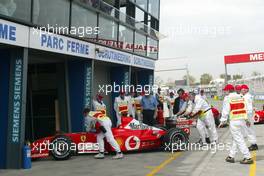 07.03.2003 Melbourne, Australien, MEL, Formel1, Freitag, 1tes Qualifying (1-2pm),  Michael Schumacher (D, 01), Scuderia Ferrari Marlboro, F2002, wird in den neuen PARK FERME geschoben - Albert Park Circuit, (Fosters Australian Grand Prix 2003, Victoria, Australia, Formel 1, F1)  c Copyright: Photos mit - xpb.cc - kennzeichnen, weitere Bilder auf www.xpb.cc, eMail: info@xpb.cc - Belegexemplare senden.