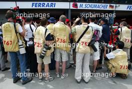 07.03.2003 Melbourne, Australien, MEL, Formel1, Freitag, 1tes Qualifying (1-2pm), vor der Ferrari Box herrscht Enge, die Fotografen drängen sich um die besten Plätze - Albert Park Circuit, (Fosters Australian Grand Prix 2003, Victoria, Australia, Formel 1, F1)  c Copyright: Photos mit - xpb.cc - kennzeichnen, weitere Bilder auf www.xpb.cc, eMail: info@xpb.cc - Belegexemplare senden.