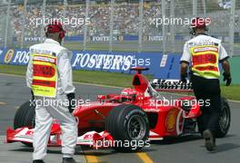 07.03.2003 Melbourne, Australien, MEL, Formel1, Freitag, 1tes Qualifying (1-2pm),  im Park Ferme geht es jetzt heiß her..... in kurzen Abständen kommen die Wagen herein, hier Michael Schumacher (D, 01), Scuderia Ferrari Marlboro, F2002, auf der Strecke (Track) - Albert Park Circuit, (Fosters Australian Grand Prix 2003, Victoria, Australia, Formel 1, F1)  c Copyright: Photos mit - xpb.cc - kennzeichnen, weitere Bilder auf www.xpb.cc, eMail: info@xpb.cc - Belegexemplare senden.