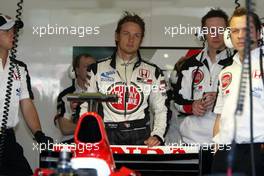 07.03.2003 Melbourne, Australien, MEL, Formel1, Freitag, 1tes Qualifying (1-2pm),  Jenson Button (GB, 17), Lucky Strike BAR Honda, in der Box (Pit) - Albert Park Circuit, (Fosters Australian Grand Prix 2003, Victoria, Australia, Formel 1, F1)  c Copyright: Photos mit - xpb.cc - kennzeichnen, weitere Bilder auf www.xpb.cc, eMail: info@xpb.cc - Belegexemplare senden.