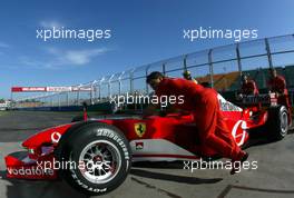 07.03.2003 Melbourne, Australien, MEL, Formel1, Freitag, 1tes Qualifying (1-2pm),  der Ferrari wird von den Mechanikern in die FIA Box geschoben - Albert Park Circuit, (Fosters Australian Grand Prix 2003, Victoria, Australia, Formel 1, F1)  c Copyright: Photos mit - xpb.cc - kennzeichnen, weitere Bilder auf www.xpb.cc, eMail: info@xpb.cc - Belegexemplare senden.