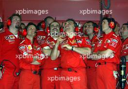 07.03.2003 Melbourne, Australien, MEL, Formel1, Freitag, 1tes Qualifying (1-2pm),  die Ferrari Mechaniker freuen sich, in der Box - Albert Park Circuit, (Fosters Australian Grand Prix 2003, Victoria, Australia, Formel 1, F1)  c Copyright: Photos mit - xpb.cc - kennzeichnen, weitere Bilder auf www.xpb.cc, eMail: info@xpb.cc - Belegexemplare senden.