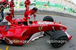 07.03.2003 Melbourne, Australien, MEL, Formel1, Freitag, 2tes freise Training (11-12am),  Michael Schumacher (D, 01), Scuderia Ferrari Marlboro, in der Box (Pit) - Albert Park Circuit, (Fosters Australian Grand Prix 2003, Victoria, Australia, Formel 1, F1)  c Copyright: Photos mit - xpb.cc - kennzeichnen, weitere Bilder auf www.xpb.cc, eMail: info@xpb.cc - Belegexemplare senden.