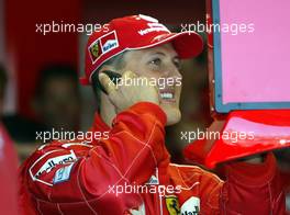 08.03.2003 Melbourne, Australien, MEL, Formel1, Samstag, Training, 2tes Qualifying, Michael Schumacher (D, 01), Scuderia Ferrari Marlboro, Portrait - nach seiner schnellsten Runde telefoniert MS in der Box - Albert Park Circuit, (Fosters Australian Grand Prix 2003, Victoria, Australia, Formel 1, F1)  c Copyright: Photos mit - xpb.cc - kennzeichnen, weitere Bilder auf www.xpb.cc, eMail: info@xpb.cc - Belegexemplare senden.