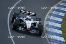 08.03.2003 Melbourne, Australien, MEL, Formel1, Samstag, Training, David Coulthard (GB, 05), West McLaren Mercedes, MP4-17D, auf der Strecke (Track) - Albert Park Circuit, (Fosters Australian Grand Prix 2003, Victoria, Australia, Formel 1, F1)  c Copyright: Photos mit - xpb.cc - kennzeichnen, weitere Bilder auf www.xpb.cc, eMail: info@xpb.cc - Belegexemplare senden.