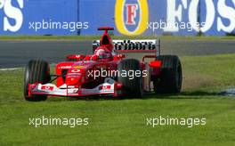 08.03.2003 Melbourne, Australien, MEL, Formel1, Samstag, Training, Michael Schumacher (D, 01), Scuderia Ferrari Marlboro, F2002, auf der Strecke (Track) mit einem Ausrutscher ins Gras - Albert Park Circuit, (Fosters Australian Grand Prix 2003, Victoria, Australia, Formel 1, F1)  c Copyright: Photos mit - xpb.cc - kennzeichnen, weitere Bilder auf www.xpb.cc, eMail: info@xpb.cc - Belegexemplare senden.