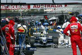 09.03.2003 Melbourne, Australien, MEL, Formel1, Sonntag, Rennen, Ralf Schumacher (D, 04), BMW WilliamsF1 Team, beim Boxenstop (Pit) - Albert Park Circuit, (Fosters Australian Grand Prix 2003, Victoria, Australia, Formel 1, F1)  c Copyright: Photos mit - xpb.cc - kennzeichnen, weitere Bilder auf www.xpb.cc, eMail: info@xpb.cc - Belegexemplare senden.