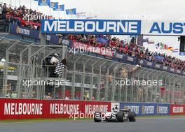 09.03.2003 Melbourne, Australien, MEL, Formel1, Sonntag, Rennen, David Coulthard (GB, 05), West McLaren Mercedes, MP4-17D, auf der Strecke (Track) - jubelt nach seinem Sieg, Finish - Albert Park Circuit, (Fosters Australian Grand Prix 2003, Victoria, Australia, Formel 1, F1)  c Copyright: Photos mit - xpb.cc - kennzeichnen, weitere Bilder auf www.xpb.cc, eMail: info@xpb.cc - Belegexemplare senden.