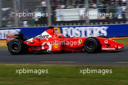 09.03.2003 Melbourne, Australien, MEL, Formel1, Sonntag, Rennen, Michael Schumacher (D, 01), Scuderia Ferrari Marlboro, F2002, auf der Strecke (Track) an der Seite hängt ein Teil am Unterboden - Albert Park Circuit, (Fosters Australian Grand Prix 2003, Victoria, Australia, Formel 1, F1)  c Copyright: Photos mit - xpb.cc - kennzeichnen, weitere Bilder auf www.xpb.cc, eMail: info@xpb.cc - Belegexemplare senden.