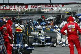 09.03.2003 Melbourne, Australien, MEL, Formel1, Sonntag, Rennen, Michael Schumacher (D, 01), Scuderia Ferrari Marlboro, in der Box (Pit) bei seinem dritten Stop - Albert Park Circuit, (Fosters Australian Grand Prix 2003, Victoria, Australia, Formel 1, F1)  c Copyright: Photos mit - xpb.cc - kennzeichnen, weitere Bilder auf www.xpb.cc, eMail: info@xpb.cc - Belegexemplare senden.