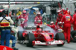 09.03.2003 Melbourne, Australien, MEL, Formel1, Sonntag, Rennen, Michael Schumacher (D, 01), Scuderia Ferrari Marlboro, in der Box (Pit) bei seinem dritten Stop - Albert Park Circuit, (Fosters Australian Grand Prix 2003, Victoria, Australia, Formel 1, F1)  c Copyright: Photos mit - xpb.cc - kennzeichnen, weitere Bilder auf www.xpb.cc, eMail: info@xpb.cc - Belegexemplare senden.