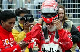 09.03.2003 Melbourne, Australien, MEL, Formel1, Sonntag, GRID vor dem Rennen, Michael Schumacher (D, 01), Scuderia Ferrari Marlboro, Portrait Balbir Singh (Pysio of Michael Schumacher)- Albert Park Circuit, (Fosters Australian Grand Prix 2003, Victoria, Australia, Formel 1, F1)  c Copyright: Photos mit - xpb.cc - kennzeichnen, weitere Bilder auf www.xpb.cc, eMail: info@xpb.cc - Belegexemplare senden.