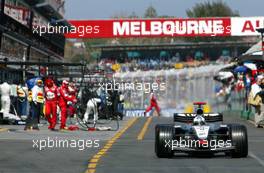 09.03.2003 Melbourne, Australien, MEL, Formel1, Sonntag, Rennen, David Coulthard (GB, 05), West McLaren Mercedes, MP4-17D, auf der Strecke (Track) in der PIT LANE nach dem Boxenstop - Albert Park Circuit, (Fosters Australian Grand Prix 2003, Victoria, Australia, Formel 1, F1)  c Copyright: Photos mit - xpb.cc - kennzeichnen, weitere Bilder auf www.xpb.cc, eMail: info@xpb.cc - Belegexemplare senden.