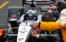09.03.2003 Melbourne, Australien, MEL, Formel1, Sonntag, Rennen, David Coulthard (GB, 05), West McLaren Mercedes, MP4-17D, auf der Strecke (Track) - jubelt nach seinem Sieg auf der Auslaufrunde - Albert Park Circuit, (Fosters Australian Grand Prix 2003, Victoria, Australia, Formel 1, F1)  c Copyright: Photos mit - xpb.cc - kennzeichnen, weitere Bilder auf www.xpb.cc, eMail: info@xpb.cc - Belegexemplare senden.