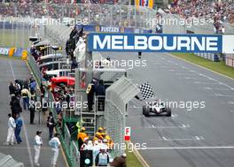 09.03.2003 Melbourne, Australien, MEL, Formel1, Sonntag, Rennen, FINISH, David Coulthard (GB, 05), West McLaren Mercedes, MP4-17D, auf der Strecke (Track) - jubelt nach seinem Sieg auf der Auslaufrunde - Albert Park Circuit, (Fosters Australian Grand Prix 2003, Victoria, Australia, Formel 1, F1)  c Copyright: Photos mit - xpb.cc - kennzeichnen, weitere Bilder auf www.xpb.cc, eMail: info@xpb.cc - Belegexemplare senden.