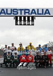 09.03.2003 Melbourne, Australien, MEL, Formel1, Sonntag, Gruppenbild der Fahrer 2003, 1te Reihe: Mark Webber (AUS, 14), Jaguar Racing, Antonio Pizzonia (BR, 15), Jaguar Racing, Michael Schumacher (D, 01), Scuderia Ferrari Marlboro, Rubens Barrichello (BR, 02), Scuderia Ferrari Marlboro, Jos Verstappen (NL, 19), Minardi Cosworth, Justin Wilson (GB, 18), Minardi Cosworth 2te Reihe: Ralf Schumacher (D, 04), BMW WilliamsF1 Team, Juan-Pablo Montoya (Juan Pablo, CO, 03), BMW WilliamsF1 Team, Nick Heidfeld (D, 09), Sauber Petronas, Heinz-Harald Frentzen (Heinz Harald, D, 10), Sauber Petronas, David Coulthard (GB, 05), West McLaren Mercedes, Kimi Raikkonen, (Räikkönen, FIN, 06), West McLaren Mercedes, Cristiano da Matta (BR, 21), Panasonic Toyota Racing, Olivier Panis (F, 20), Panasonic Toyota Racing 3te Reihe: Jacques Villeneuve (CDN, 16), Lucky Strike BAR Honda, Jenson Button (GB, 17), Lucky Strike BAR Honda, Giancarlo Fisichella (I, 11), Jordan Ford, Ralph Fireman (GB, 12), Jordan Ford, Jarno Trulli (I, 07), Mild 