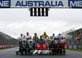 09.03.2003 Melbourne, Australien, MEL, Formel1, Sonntag, Gruppenbild der Fahrer 2003, 1te Reihe: Mark Webber (AUS, 14), Jaguar Racing, Antonio Pizzonia (BR, 15), Jaguar Racing, Michael Schumacher (D, 01), Scuderia Ferrari Marlboro, Rubens Barrichello (BR, 02), Scuderia Ferrari Marlboro, Jos Verstappen (NL, 19), Minardi Cosworth, Justin Wilson (GB, 18), Minardi Cosworth 2te Reihe: Ralf Schumacher (D, 04), BMW WilliamsF1 Team, Juan-Pablo Montoya (Juan Pablo, CO, 03), BMW WilliamsF1 Team, Nick Heidfeld (D, 09), Sauber Petronas, Heinz-Harald Frentzen (Heinz Harald, D, 10), Sauber Petronas, David Coulthard (GB, 05), West McLaren Mercedes, Kimi Raikkonen, (Räikkönen, FIN, 06), West McLaren Mercedes, Cristiano da Matta (BR, 21), Panasonic Toyota Racing, Olivier Panis (F, 20), Panasonic Toyota Racing 3te Reihe: Jacques Villeneuve (CDN, 16), Lucky Strike BAR Honda, Jenson Button (GB, 17), Lucky Strike BAR Honda, Giancarlo Fisichella (I, 11), Jordan Ford, Ralph Fireman (GB, 12), Jordan Ford, Jarno Trulli (I, 07), Mild 