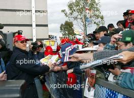 09.03.2003 Melbourne, Australien, MEL, Formel1, Sonntag, Michael Schumacher (D, 01), Scuderia Ferrari Marlboro, Portrait, gibt den Fans Autogramme - Albert Park Circuit, (Fosters Australian Grand Prix 2003, Victoria, Australia, Formel 1, F1)  c Copyright: Photos mit - xpb.cc - kennzeichnen, weitere Bilder auf www.xpb.cc, eMail: info@xpb.cc - Belegexemplare senden.