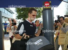 06.03.2003 Melbourne, Australien, MEL, Formel1, Donnerstag, Ankunft an der Strecke von Michael Schumacher (D, 01), Scuderia Ferrari Marlboro, Portrait - Albert Park Circuit, (Fosters Australian Grand Prix 2003, Victoria, Australia, Formel 1, F1)  c Copyright: Photos mit - xpb.cc - kennzeichnen, weitere Bilder auf www.xpb.cc, eMail: info@xpb.cc - Belegexemplare senden.