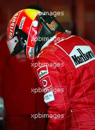 06.03.2003 Melbourne, Australien, MEL, Formel1, Donnerstag, Michael Schumacher (D, 01), Scuderia Ferrari Marlboro, in der Box probiert erdas HANS (H.A.N.S. - Head And Neck Support) - Albert Park Circuit, (Fosters Australian Grand Prix 2003, Victoria, Australia, Formel 1, F1)  c Copyright: Photos mit - xpb.cc - kennzeichnen, weitere Bilder auf www.xpb.cc, eMail: info@xpb.cc - Belegexemplare senden.