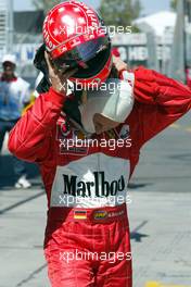 06.03.2003 Melbourne, Australien, MEL, Formel1, Donnerstag, Michael Schumacher (D, 01), Scuderia Ferrari Marlboro, zieht das HANS (H.A.N.S. - Head And Neck Support) aus - Albert Park Circuit, (Fosters Australian Grand Prix 2003, Victoria, Australia, Formel 1, F1)  c Copyright: Photos mit - xpb.cc - kennzeichnen, weitere Bilder auf www.xpb.cc, eMail: info@xpb.cc - Belegexemplare senden.