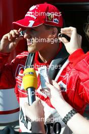 06.03.2003 Melbourne, Australien, MEL, Formel1, Donnerstag, Michael Schumacher (D, 01), Scuderia Ferrari Marlboro, Portrait, erklärt im Interview das HANS (H.A.N.S. - Head And Neck Support) - Albert Park Circuit, (Fosters Australian Grand Prix 2003, Victoria, Australia, Formel 1, F1)  c Copyright: Photos mit - xpb.cc - kennzeichnen, weitere Bilder auf www.xpb.cc, eMail: info@xpb.cc - Belegexemplare senden.