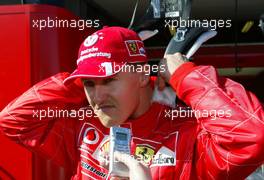 06.03.2003 Melbourne, Australien, MEL, Formel1, Donnerstag, Michael Schumacher (D, 01), Scuderia Ferrari Marlboro, Portrait, erklärt im Interview das HANS (H.A.N.S. - Head And Neck Support) - Albert Park Circuit, (Fosters Australian Grand Prix 2003, Victoria, Australia, Formel 1, F1)  c Copyright: Photos mit - xpb.cc - kennzeichnen, weitere Bilder auf www.xpb.cc, eMail: info@xpb.cc - Belegexemplare senden.