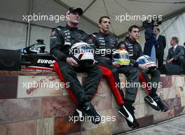 05.03.2003 Melbourne, Australien, MEL, Mittwoch, Minardi Cosworth, PS03, Downtown, offizielle Präsentation des neuen Wagens und des Designs mit: Justin Wilson (GB, 18, MITTE), Jos Verstappen (NL, 19, LINKS), Testfahrer Matteo Bobbi - (Fosters Grand Prix 2003, Victoria, Australia, Formel 1, F1)  c Copyright: Photos mit - xpb.cc - kennzeichnen, weitere Bilder auf www.xpb.cc, eMail: info@xpb.cc - Belegexemplare senden. 