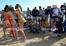 05.03.2003 Melbourne, Australien, MEL, Mittwoch, Brunotti Fashion Shoot and Beach Party mit den Girls / Models, Photo Call des Sponsoprpartners von Lucky Strike BAR Honda in St. Kilda Beach / The Stokehouse - (Fosters Grand Prix 2003, Victoria, Australia, Formel 1, F1)  c Copyright: Photos mit - xpb.cc - kennzeichnen, weitere Bilder auf www.xpb.cc, eMail: info@xpb.cc - Belegexemplare senden.
