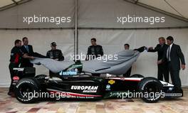 05.03.2003 Melbourne, Australien, MEL, Mittwoch, Minardi Cosworth, PS03, Downtown, offizielle Präsentation des neuen Wagens und des Designs mit: Paul Stoddart (Teamchef, President & CEO), Justin Wilson (GB, 18), Jos Verstappen (NL, 19) - (Fosters Grand Prix 2003, Victoria, Australia, Formel 1, F1)  c Copyright: Photos mit - xpb.cc - kennzeichnen, weitere Bilder auf www.xpb.cc, eMail: info@xpb.cc - Belegexemplare senden. 