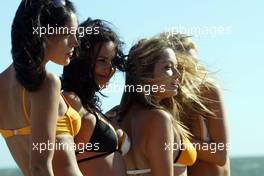 05.03.2003 Melbourne, Australien, MEL, Mittwoch, Brunotti Fashion Shoot and Beach Party mit den Girls / Models, Photo Call des Sponsoprpartners von Lucky Strike BAR Honda in St. Kilda Beach / The Stokehouse - (Fosters Grand Prix 2003, Victoria, Australia, Formel 1, F1)  c Copyright: Photos mit - xpb.cc - kennzeichnen, weitere Bilder auf www.xpb.cc, eMail: info@xpb.cc - Belegexemplare senden.