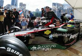 05.03.2003 Melbourne, Australien, MEL, Mittwoch, Minardi Cosworth, PS03, Downtown, offizielle Präsentation des neuen Wagens und des Designs mit: Justin Wilson (GB, 18) im Auto, Jos Verstappen (NL, 19) - (Fosters Grand Prix 2003, Victoria, Australia, Formel 1, F1)  c Copyright: Photos mit - xpb.cc - kennzeichnen, weitere Bilder auf www.xpb.cc, eMail: info@xpb.cc - Belegexemplare senden. 