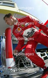 17.05.2003 Spielberg, Österreich, AT, Formel1, Samstag, Michael Schumacher (D, 01), Scuderia Ferrari Marlboro, Portrait, klettert unter der Absprerrung in die Box - Formel 1 Grand Prix (GP) von Austria 2003 auf dem A1 Ring, Oesterreich, Zeltweg, Spielberg, Austria - Weitere Bilder auf www.xpb.cc, eMail: info@xpb.cc - Belegexemplare senden. Abdruck ist honorarpflichtig. c Copyrightnachweis: xpb.cc