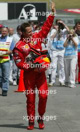 17.05.2003 Spielberg, Österreich, AT, Formel1, Samstag, Michael Schumacher (D, 01), Scuderia Ferrari Marlboro, Portrait jubelt nach dem Qualifying - Formel 1 Grand Prix (GP) von Austria 2003 auf dem A1 Ring, Oesterreich, Zeltweg, Spielberg, Austria - Weitere Bilder auf www.xpb.cc, eMail: info@xpb.cc - Belegexemplare senden. Abdruck ist honorarpflichtig. c Copyrightnachweis: xpb.cc