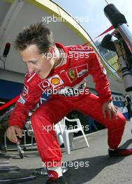 17.05.2003 Spielberg, Österreich, AT, Formel1, Samstag, Michael Schumacher (D, 01), Scuderia Ferrari Marlboro, Portrait, klettert unter der Absprerrung in die Box - Formel 1 Grand Prix (GP) von Austria 2003 auf dem A1 Ring, Oesterreich, Zeltweg, Spielberg, Austria - Weitere Bilder auf www.xpb.cc, eMail: info@xpb.cc - Belegexemplare senden. Abdruck ist honorarpflichtig. c Copyrightnachweis: xpb.cc