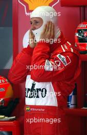 17.05.2003 Spielberg, Österreich, AT, Formel1, Samstag, Michael Schumacher (D, 01, F2003-GA), Scuderia Ferrari Marlboro, in der Box (Pit) - Formel 1 Grand Prix (GP) von Austria 2003 auf dem A1 Ring, Oesterreich, Zeltweg, Spielberg, Austria - Weitere Bilder auf www.xpb.cc, eMail: info@xpb.cc - Belegexemplare senden. Abdruck ist honorarpflichtig. c Copyrightnachweis: xpb.cc