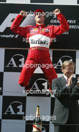 18.05.2003 Spielberg, Österreich, AT, Formel1, Sonntag, Podium, Michael Schumacher (D, Ferrari) - Formel 1 Grand Prix (GP) von Austria 2003 auf dem A1 Ring, Oesterreich, Zeltweg, Spielberg, Austria - Weitere Bilder auf www.xpb.cc, eMail: info@xpb.cc - Belegexemplare senden. Abdruck ist honorarpflichtig. c Copyrightnachweis: xpb.cc