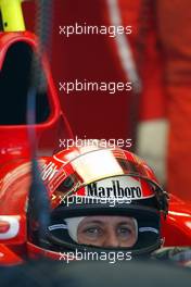 03.02.2003 Barcelona, Spanien, BCN, Formel1 Tests, Montag, Michael Schumacher (D), Scuderia Ferrari Marlboro, in der Box (Pit) - Circuit de Catalunya in Granollers bei Barcelona  (Februar, Testfahrten, Catalunia, Spain, Formel 1, F1, 2003)  c Copyright: Photos mit - xpb.cc - kennzeichnen, weitere Bilder auf der Bilddatenbank