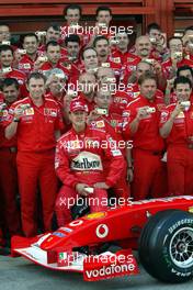 03.05.2003 Granollers, Spanien, BCN, Formel1, Samstag, Teamfoto bei der Scuderia Ferrari 2003 mit dem gesamten Team und Rubens Barrichello (BR, Ferrari), Felipe Massa, Jean Todt (Ferrari, Teamchef, General Manager, GES), Ross Brawn (Ferrari, Technischer Direktor, Technical Director), Michael Schumacher (D, Ferrari) - (Barcelona, Spanien, Spain, Circuit de Catalunya, Grand Prix of Spain 2003, Formel 1, F1)  - Weitere Bilder auf www.xpb.cc, eMail: info@xpb.cc - Belegexemplare senden. Abdruck ist honorarpflichtig. c Copyrightnachweis: xpb.cc