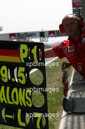 04.05.2003 Granollers, Spanien, BCN, Formel1, Sonntag, Rennen, GP von Spanien, Anzeigetafel für Michael Schumacher (D, Ferrari) - (Barcelona, Spanien, Spain, Circuit de Catalunya, Grand Prix of Spain 2003, Formel 1, F1)  - Weitere Bilder auf www.xpb.cc, eMail: info@xpb.cc - Belegexemplare senden. Abdruck ist honorarpflichtig. c Copyrightnachweis: xpb.cc